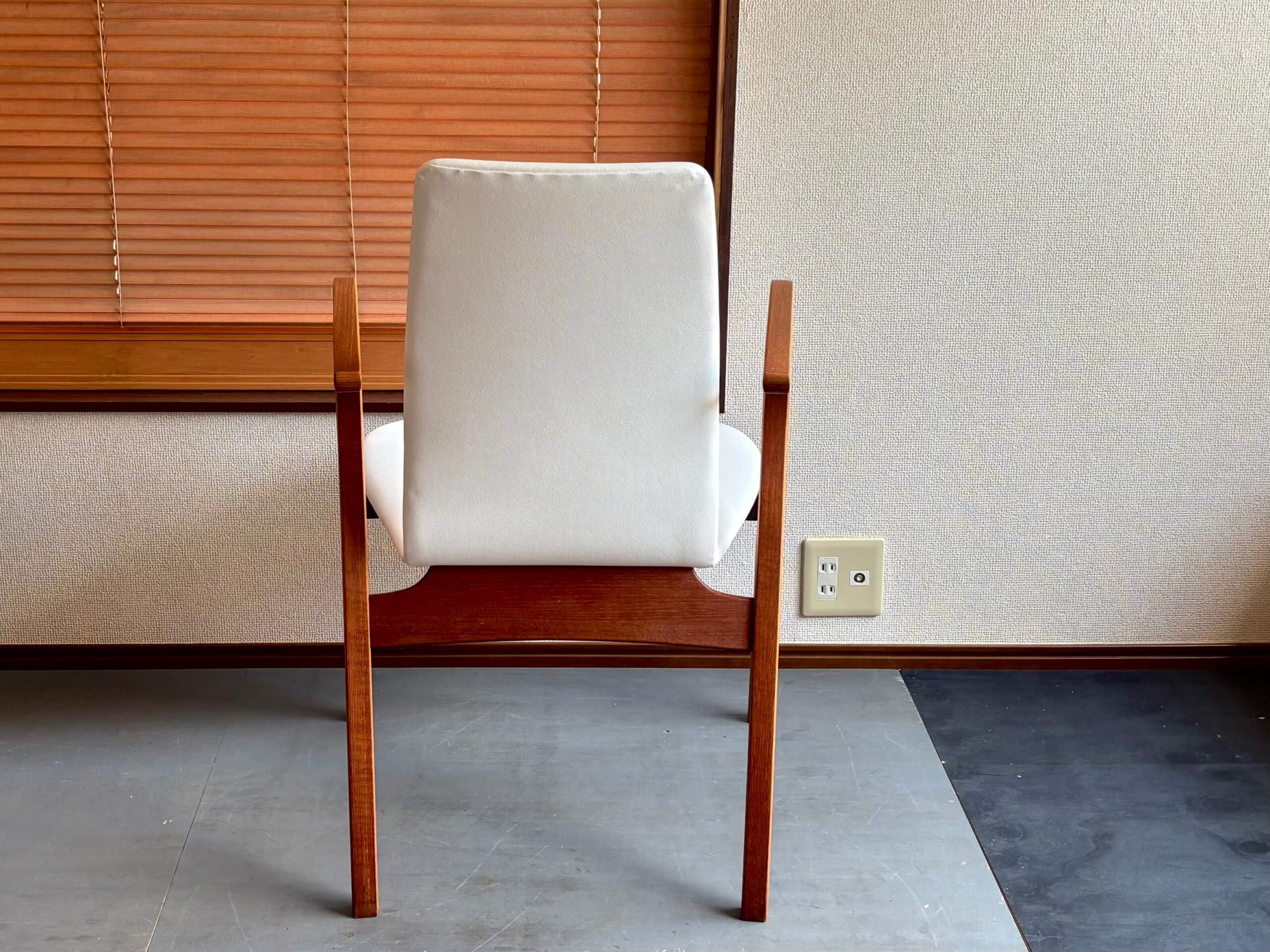 No.8487B「天童木工〈アントラー〉チークアームチェア： 坂倉準三建築