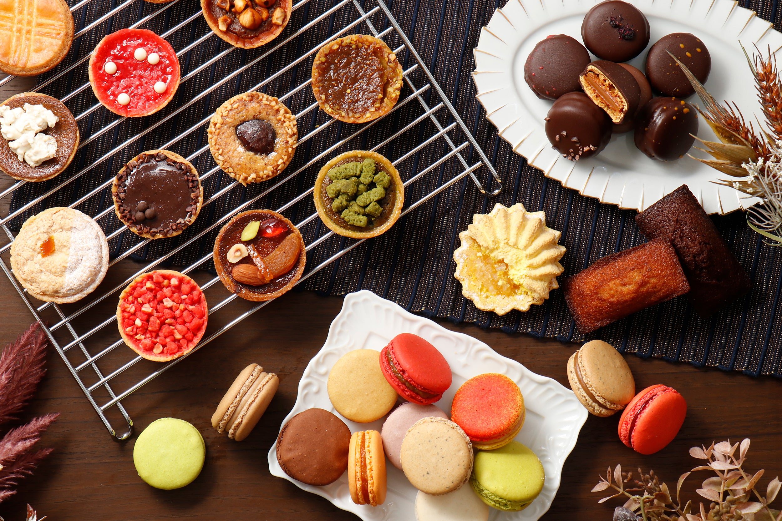 季節の素材を取り入れた新作マカロンやタルトレットが登場！秋やハロウィン