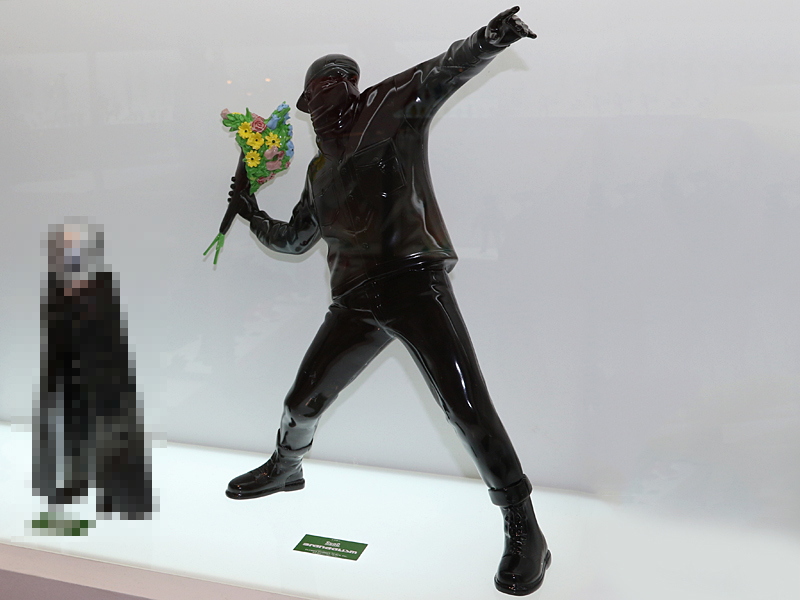 3月2日発売 バンクシー フィギュア FLOWER BOMBER BLACK Ver