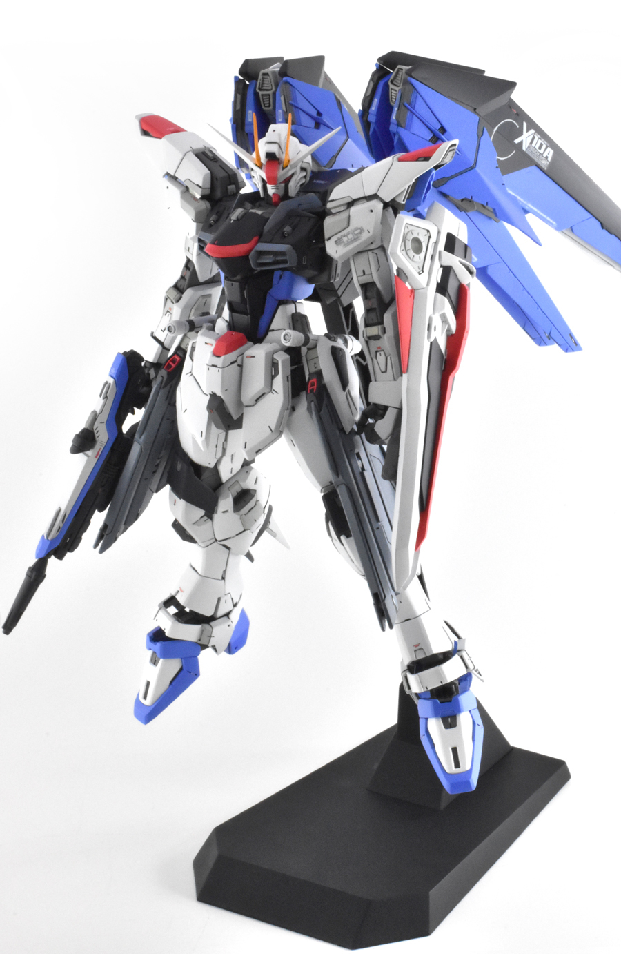 MGフリーダムガンダム2.0 全塗装完成品 MG フリーダムガンダム Ver.2.0 T18【ぷらもっち】