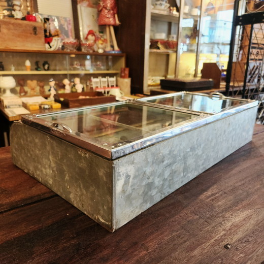 昭和レトロ 駄菓子屋のブリキ製ガラスショーケース（Rガラス) - [Sold