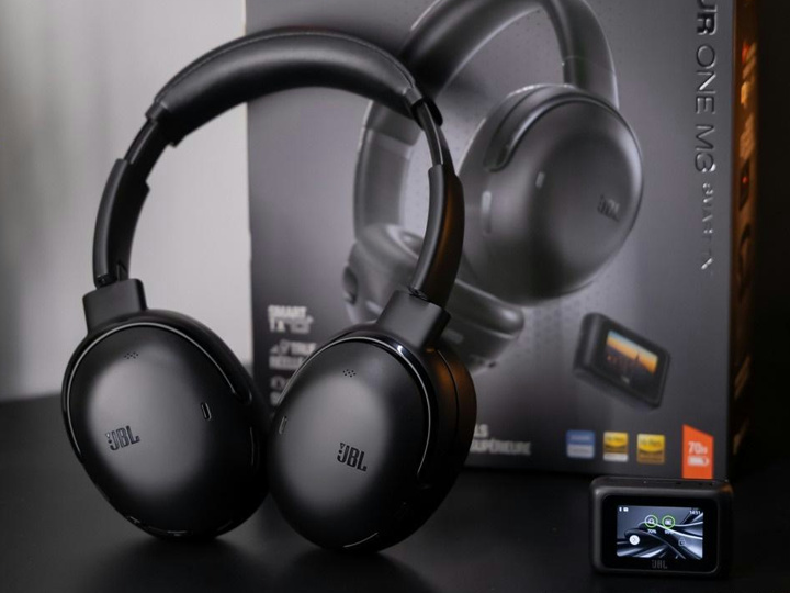 JBL TOUR ONE M3』レビューチェック ～トランスミッターを使ってナンボ