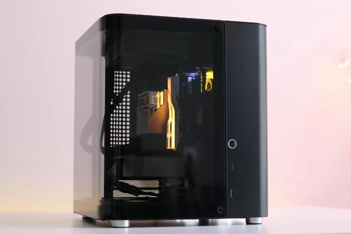 JONSBO、フロント～サイドに1枚の湾曲ガラスパネルを採用した