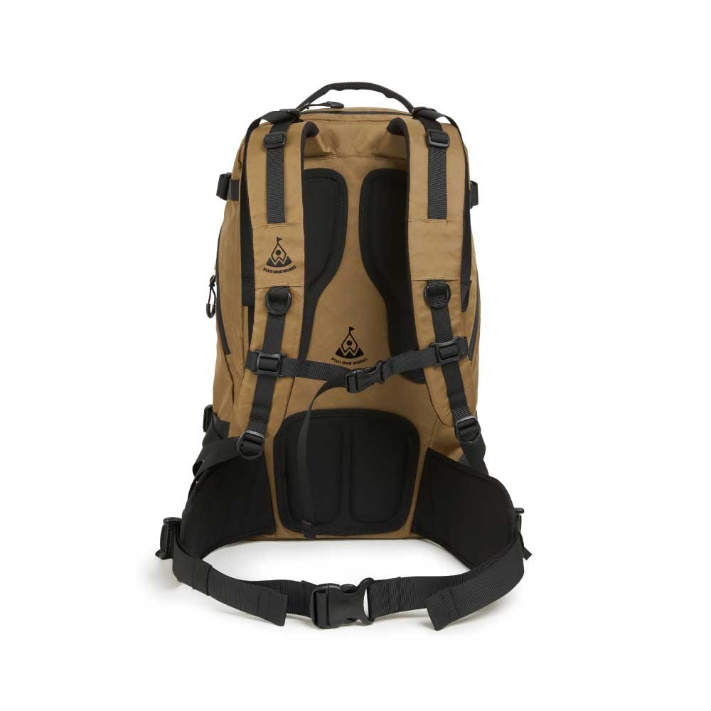 多彩なポケットで荷物の定置管理ができるバックカントリーリュック