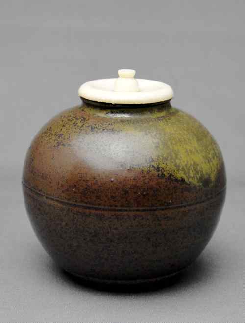 丹波焼 市野信水作の文琳茶入を手にして | 