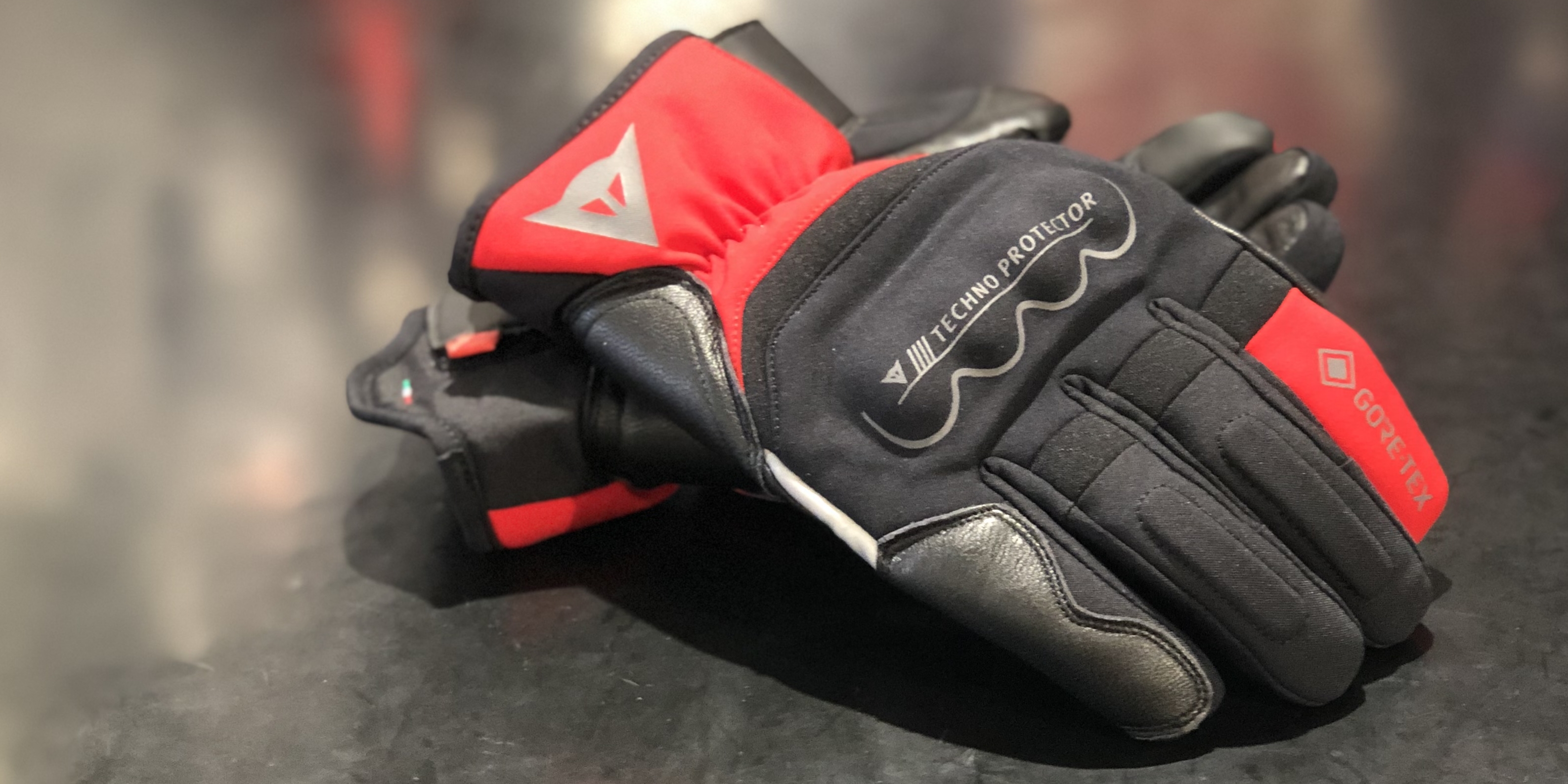 タウンユースにも最高峰の防水を！​THUNDER GORE-TEX GLOVES