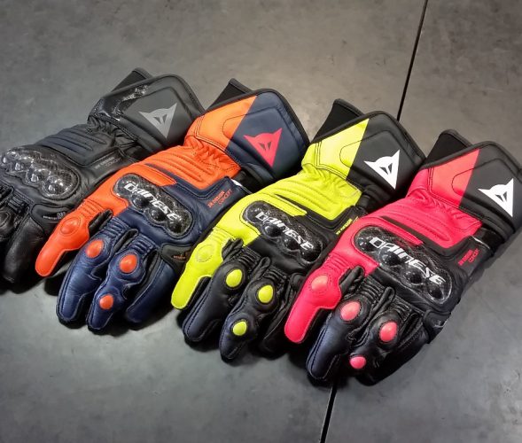 カラーリングが一新した『CARBON 3 LONG GLOVES』が入荷しました。