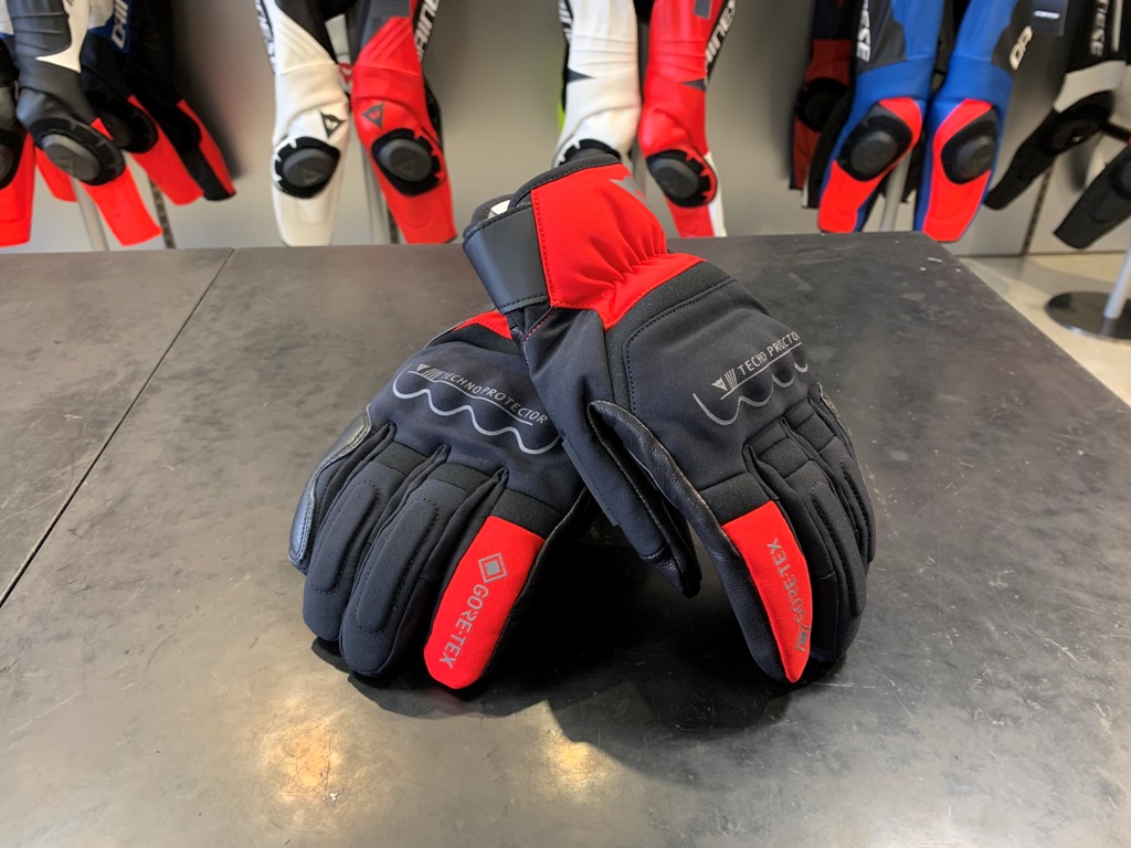 冬用グローブ選ぶなら在庫豊富な今！多数入荷しています。