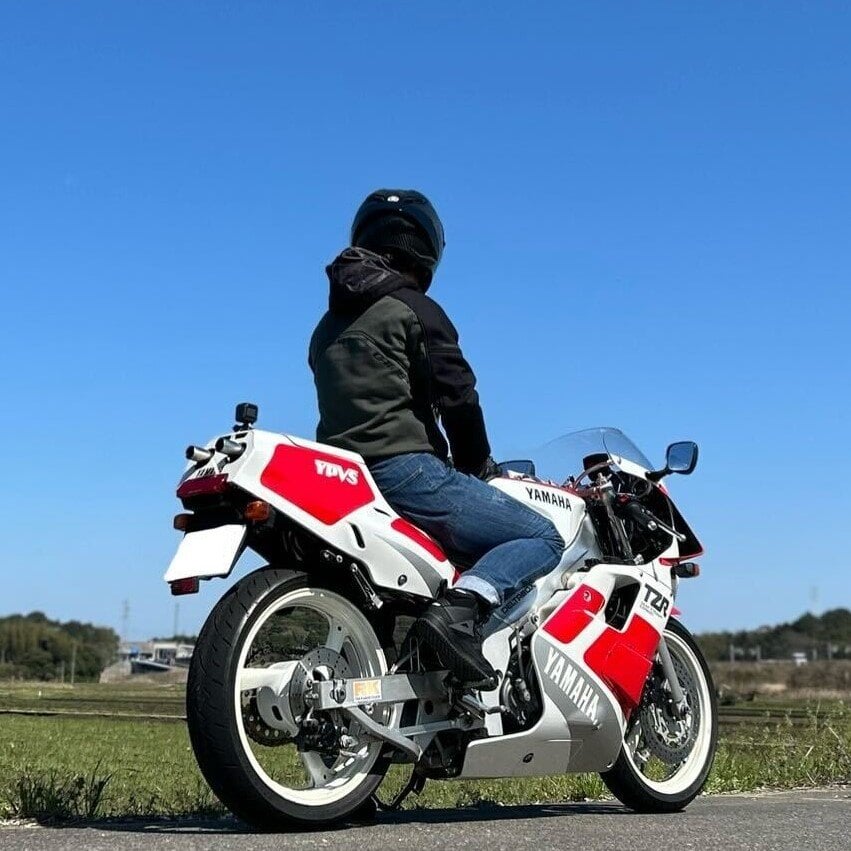 バイク用ジャケットの安全性とカジュアルなスタイルを両立 