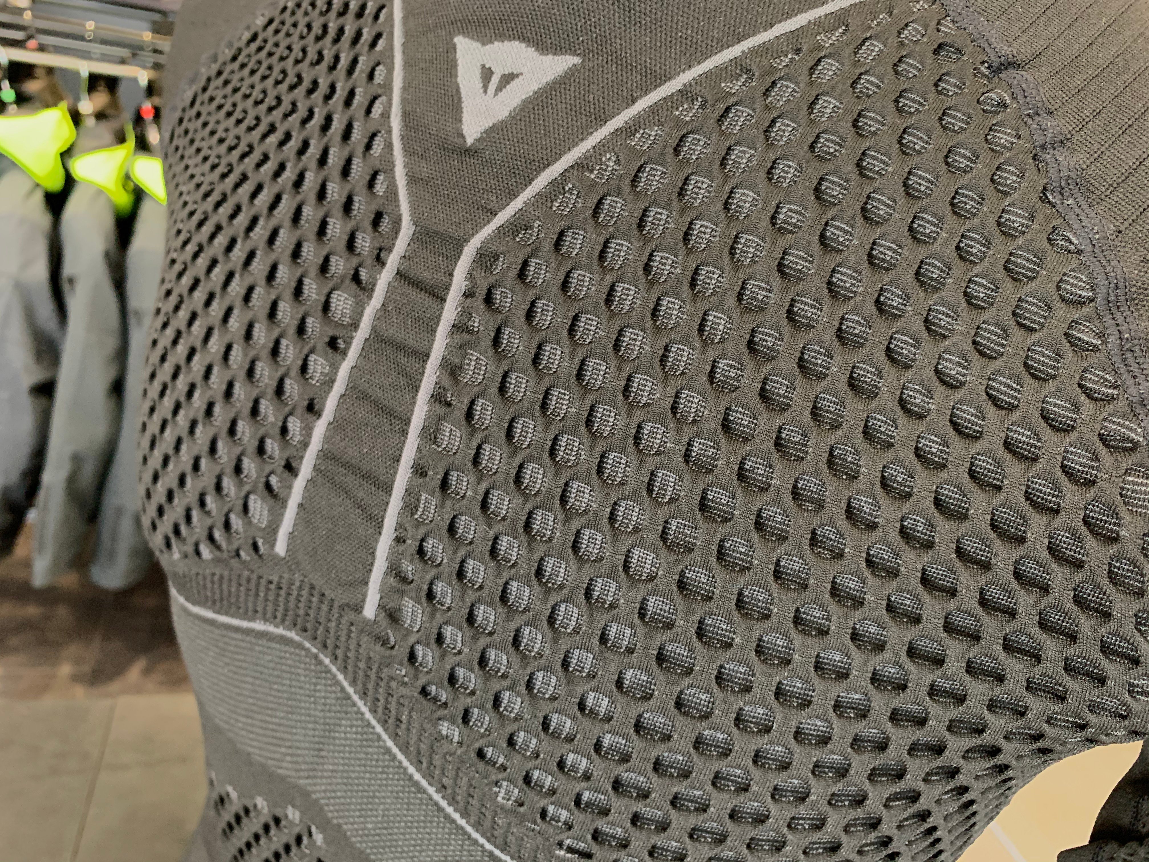 寒い冬を乗り切る高機能のインナー【D-CORE THERMO TEE LS】