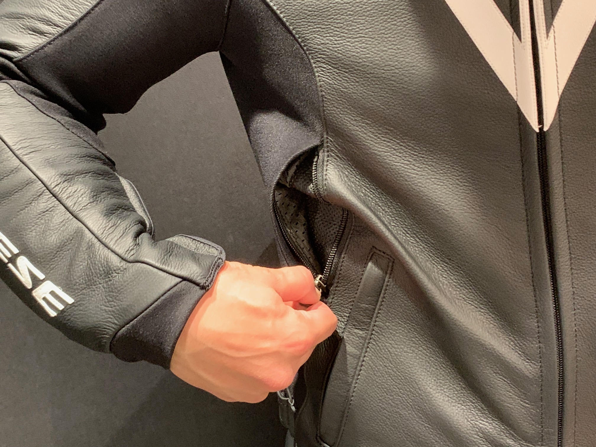 ワンピーススーツとジャケットとパンツのサイズ感について