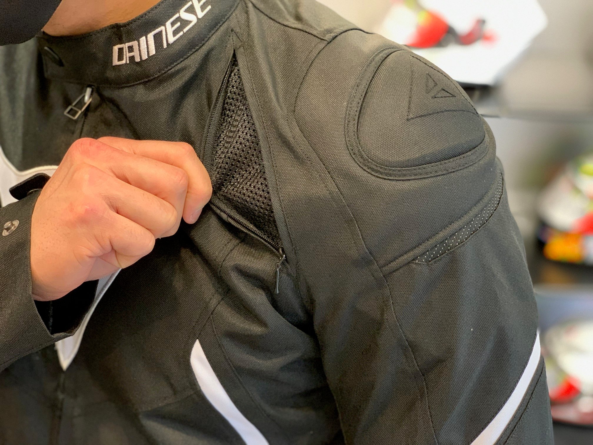 先行して入荷したメッシュジャケットのご紹介