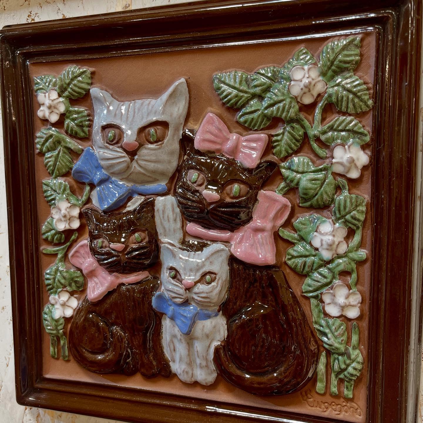 スウェーデンのGABRIEL陶板。4匹のネコが愛らしい家族写真のよう