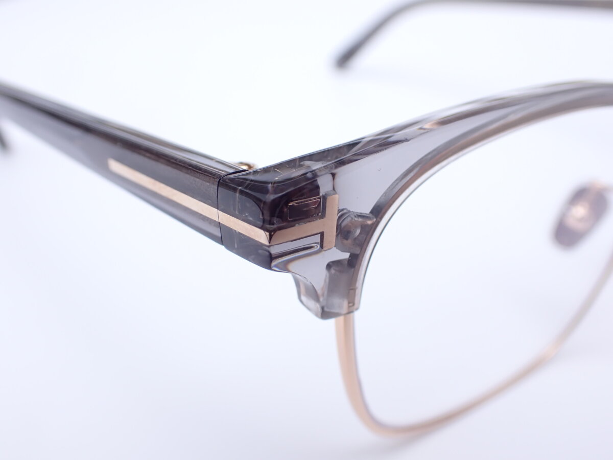 かっちりしすぎないサーモントクリアグレー｜TOM FORD(トムフォード