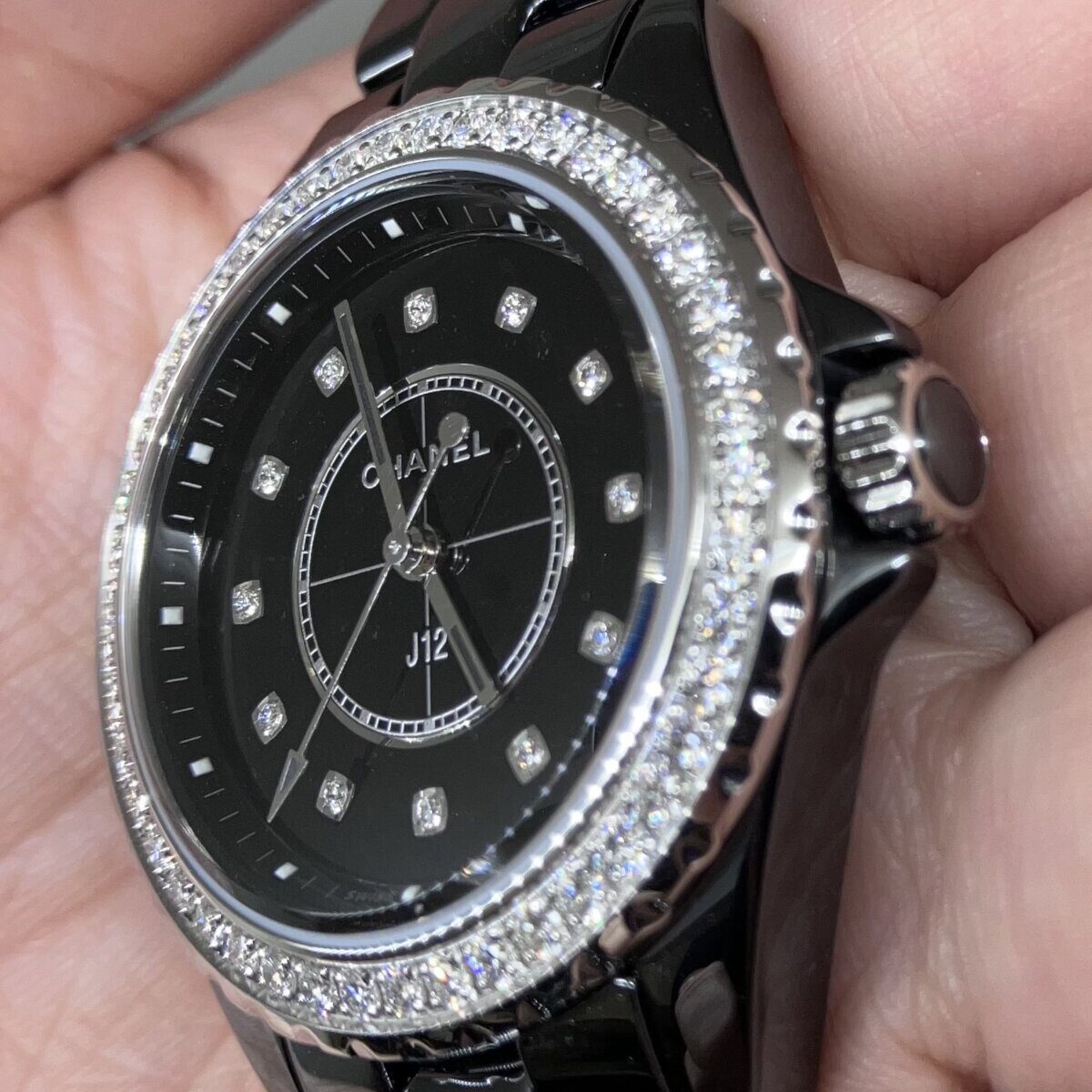 シャネル 】ブラックセラミックとダイヤモンドの贅沢な輝きを放つ「J12
