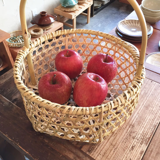 青森のりんご」と「根曲竹（ねまがりだけ）のかご」 | カモシカ雑貨店
