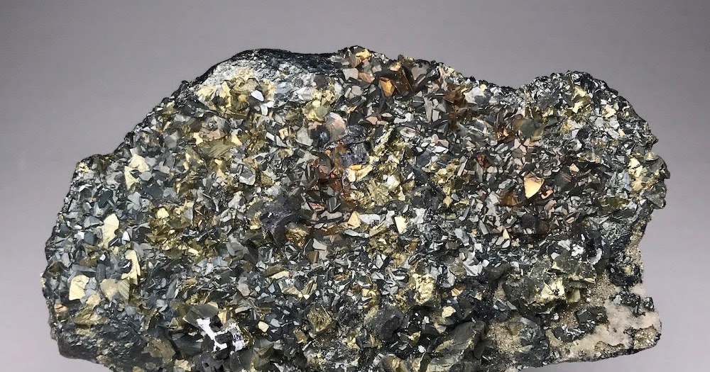 砒四面銅鉱 Tennantite