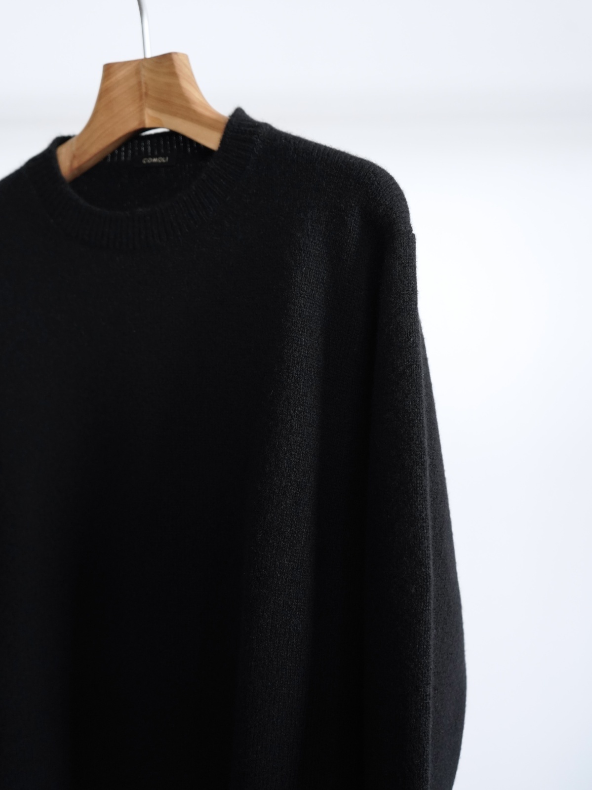 COMOLI」ラムズウールクルーネックニット