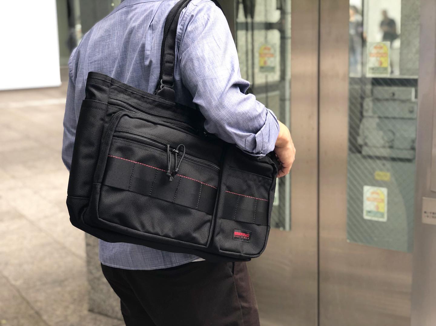 ブリーフィング定番のビジネスバッグの良いとこ取りの横長トートバッグ