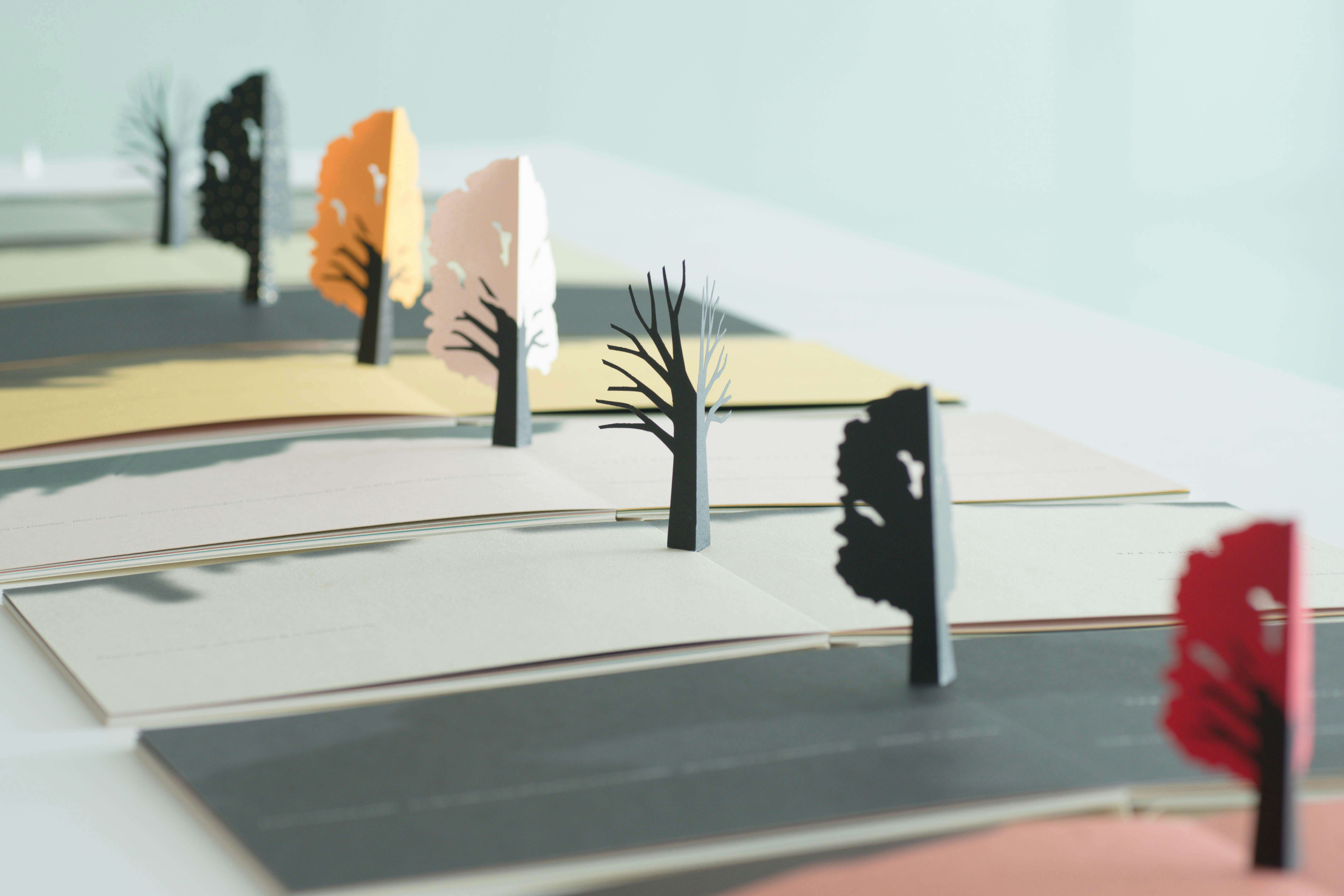 小さなデザイン 駒形克己展（ヴァンジ彫刻庭園美術館）｜美術手帖