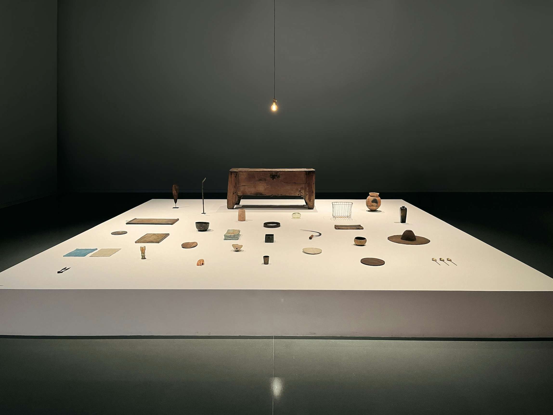 古道具」という死生観。沢山遼評「古道具坂田 僕たちの選択」展｜美術手帖