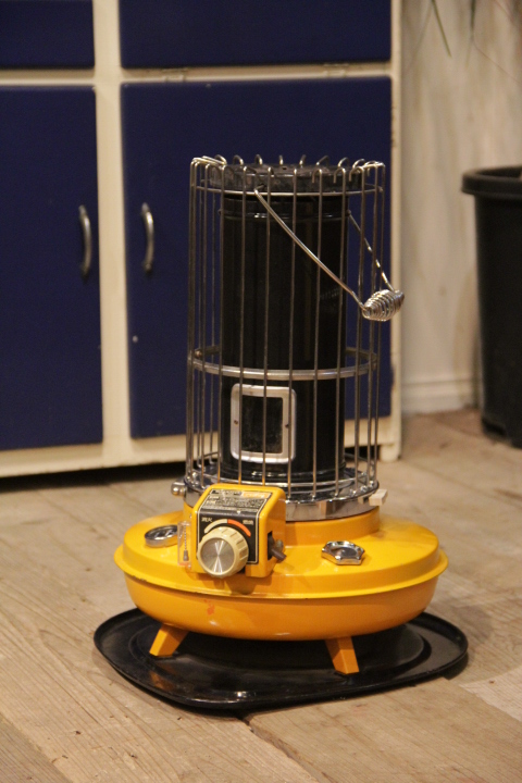 シャープ石油ストーブ，HSR-27D ペチカ,対震自動消火装置付 1970年代