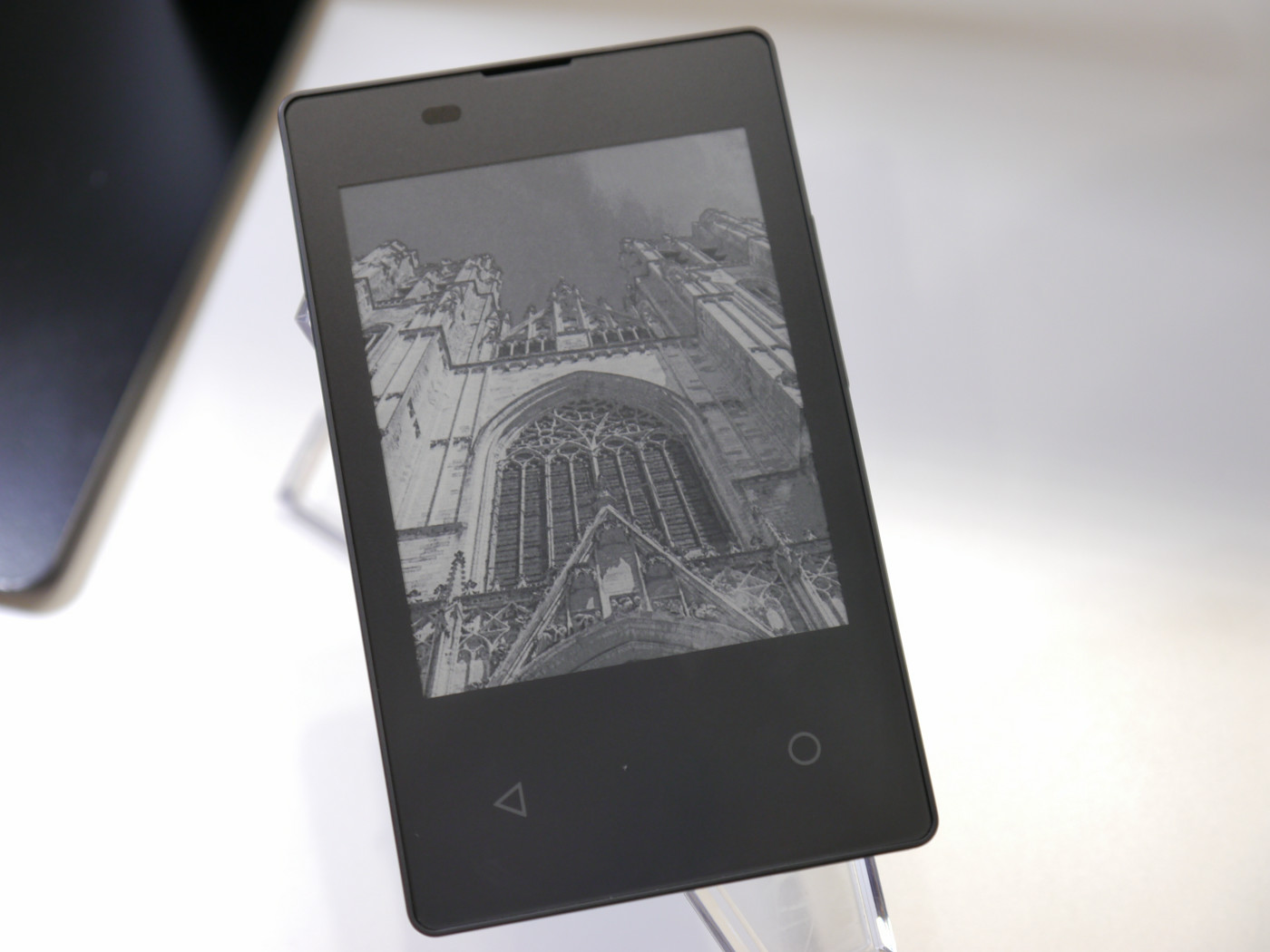 ドコモの新境地「カードケータイ KY-01L」速攻レビュー、電子ペーパー