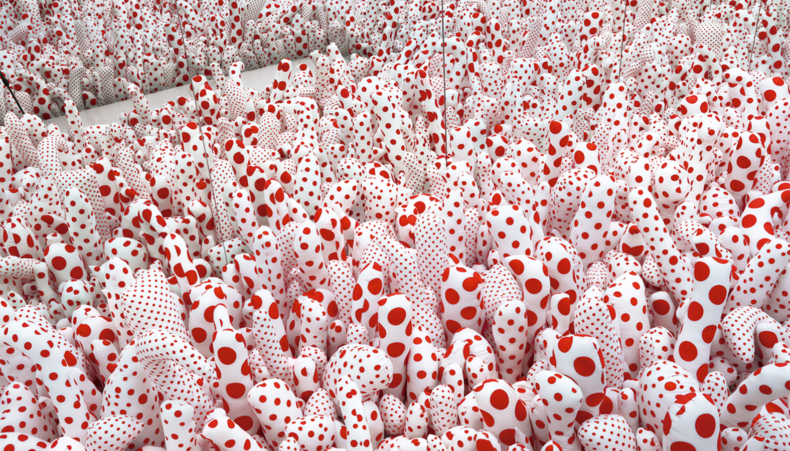 国際的なアートシーンに登場した初期の作品から近年の作品にいたるまで