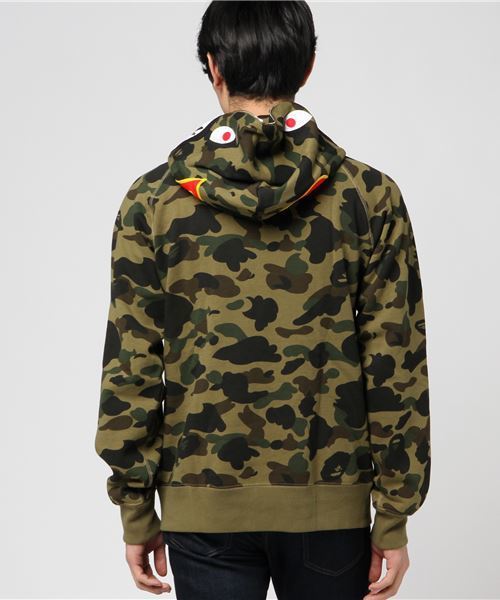 A BATHING APE（アベイシングエイプ）の「1ST CAMO SHARK HALF ZIP