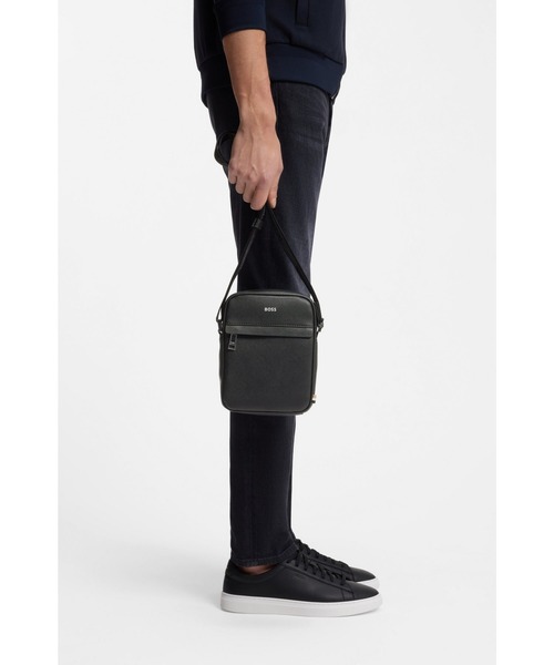 BOSSレタリングロゴ ストラクチャードレザー レポーターバッグ