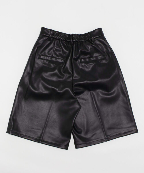 LOWRYS FARM（ローリーズファーム）の「フェイクレザーショートパンツ