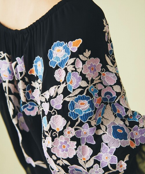 GRACE CONTINENTAL（グレースコンチネンタル）の「マルチフラワー刺繍