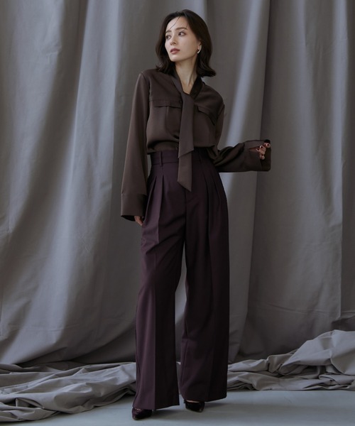 anuans（アニュアンス）の「サテンVネックタイブラウス（シャツ