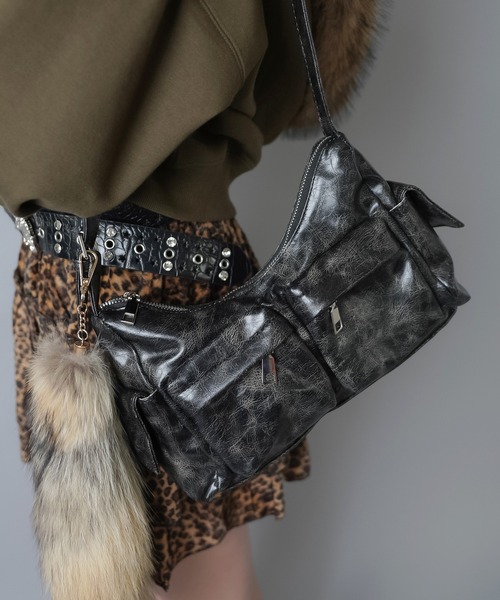 ≪トレンド横長バッグ≫4ポケット 三日月型 合皮ショルダーバッグ