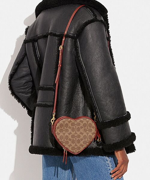 COACH（コーチ）の「ハート クロスボディ・シグネチャー キャンバス