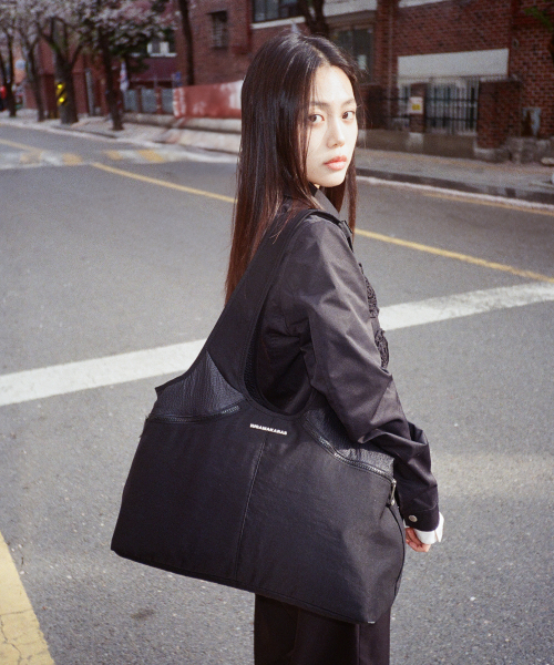 セール】Nylon Shopper Bag (Black)（ショルダーバッグ）｜IUGAMAKARAS