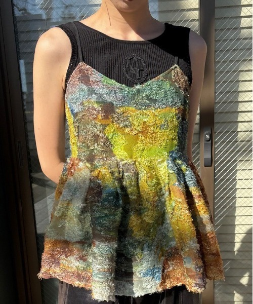 Ameri（アメリ）の「MEDI RACHEL FLUFFY ART CAMISOLE（キャミソール