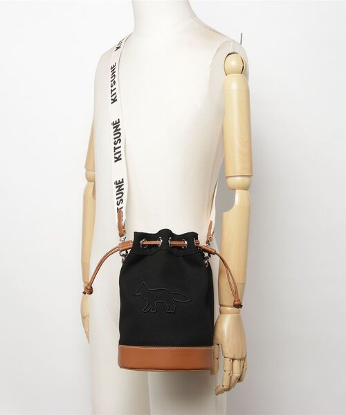 Maison Kitsune（メゾンキツネ）の「CONTOUR FOX BUCKET BAG