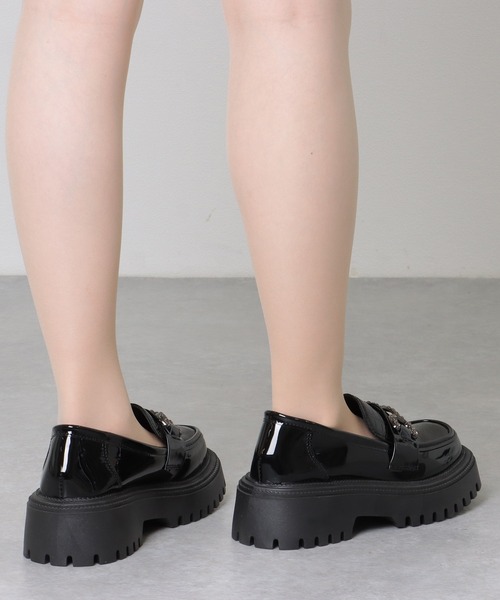 セール】クロコ風 エナメル調 厚底 バックル付き ローファー