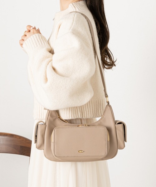 Chico（チコ）の「ポケットデザインラウンドショルダーバッグ