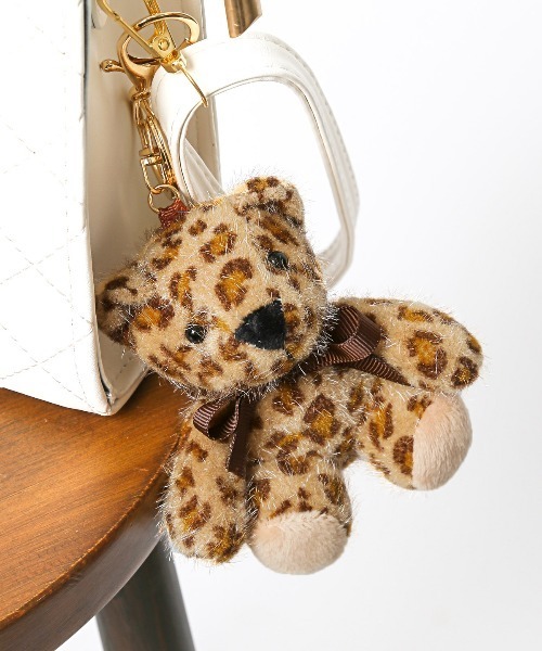 crossi（クロッシー）の「ヒョウ柄テディベアチャーム バッグチャーム