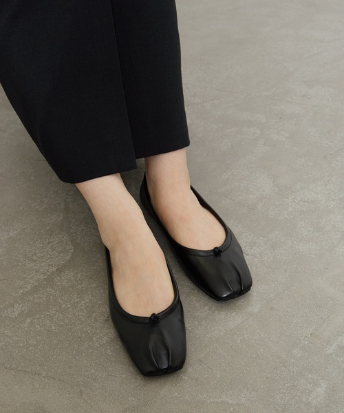 LE TALON（ルタロン）の「GRISE レザースクエアプリーツフラット