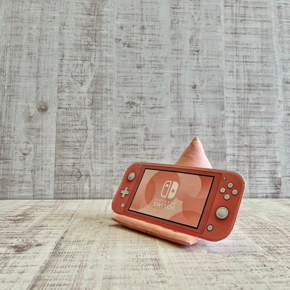 switch クッション コーラルピンク スマホスタンド・スマホスピーカー