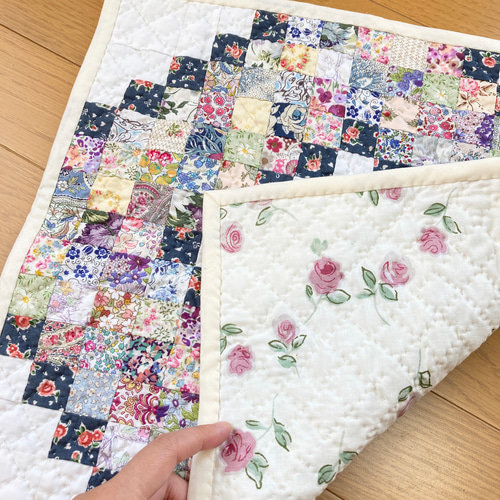 四角つなぎのパッチワークタペストリー パッチワークキルト