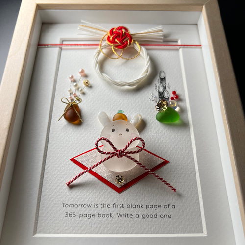 シーグラスアート『うさぎ鏡餅(しめ縄・白)』 フレームアート/壁掛け