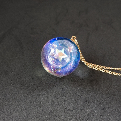 パープルのスタージルコニアが輝くブルーの宇宙玉レジンの球体