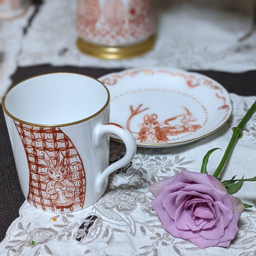 赤絵細描のマグカップとケーキ皿で素敵なティータイムはいかがですか