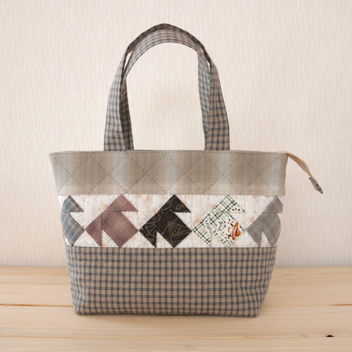 パッチワークのミニトートバッグ（Tのパターン） トートバッグ キルト