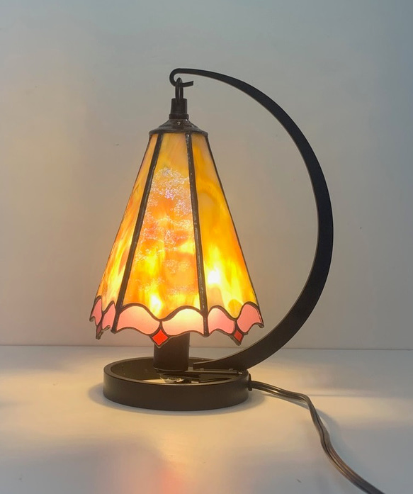 スリムなランプ/イエローピンク系 吊り下げ型・ステンドグラス 卓上