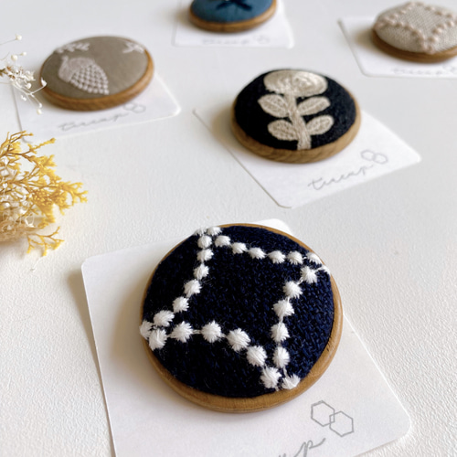 ブローチ ミナペルホネン タンバリンネイビー ブローチ teacup 通販